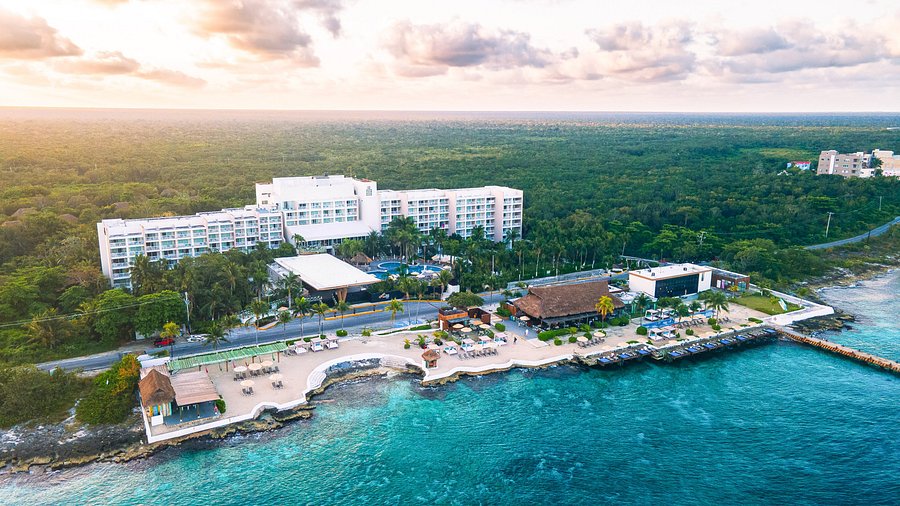 Fiesta Americana Cozumel All-Inclusive Resort with beachfront pools, tropical gardens, and family-friendly amenities on Cozumel Island.